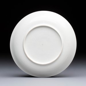 An extremely rare Chinese famille rose 'L'Apoticaire Charitable' cup and saucer, Yongzheng/Qianlong — 照片 3