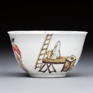 An extremely rare Chinese famille rose 'L'Apoticaire Charitable' cup and saucer, Yongzheng/Qianlong — 照片 6