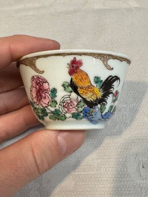An extremely rare Chinese famille rose semi-eggshell 'rooster' cup, Baiyun Shanren 白雲山人 seal mark, Yongzheng — photo 2