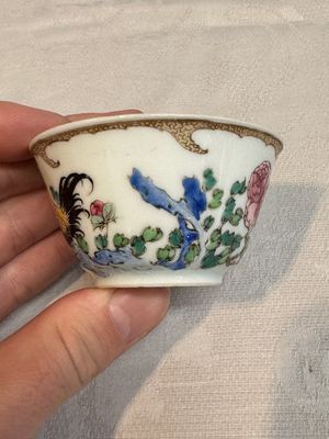 An extremely rare Chinese famille rose semi-eggshell 'rooster' cup, Baiyun Shanren 白雲山人 seal mark, Yongzheng — photo 3