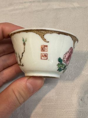 An extremely rare Chinese famille rose semi-eggshell 'rooster' cup, Baiyun Shanren 白雲山人 seal mark, Yongzheng — photo 5