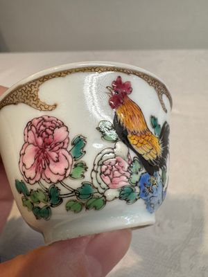 An extremely rare Chinese famille rose semi-eggshell 'rooster' cup, Baiyun Shanren 白雲山人 seal mark, Yongzheng — photo 6