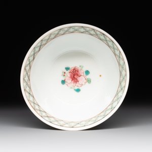 An extremely rare Chinese famille rose semi-eggshell 'rooster' cup, Baiyun Shanren 白雲山人 seal mark, Yongzheng — photo 6