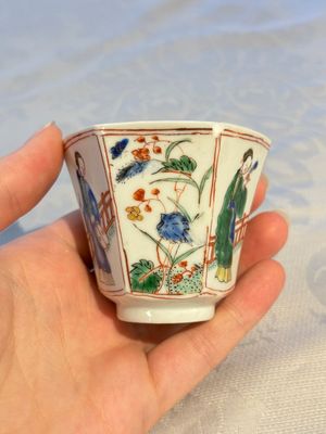 An extremely rare Chinese famille verte 'G' marked octagonal cup and saucer, Kangxi — photo 1