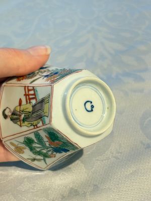 An extremely rare Chinese famille verte 'G' marked octagonal cup and saucer, Kangxi — photo 12