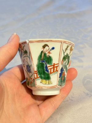 An extremely rare Chinese famille verte 'G' marked octagonal cup and saucer, Kangxi — photo 2