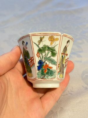 An extremely rare Chinese famille verte 'G' marked octagonal cup and saucer, Kangxi — photo 3