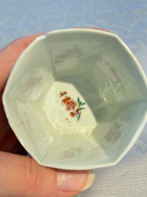 An extremely rare Chinese famille verte 'G' marked octagonal cup and saucer, Kangxi — photo 8