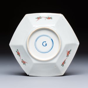 An extremely rare Chinese famille verte 'G' marked octagonal cup and saucer, Kangxi — photo 3