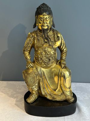 An extremely rare Chinese gilt bronze figure of Guandi, Ming — foto 1