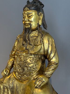 An extremely rare Chinese gilt bronze figure of Guandi, Ming — foto 2