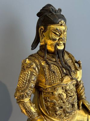 An extremely rare Chinese gilt bronze figure of Guandi, Ming — foto 3