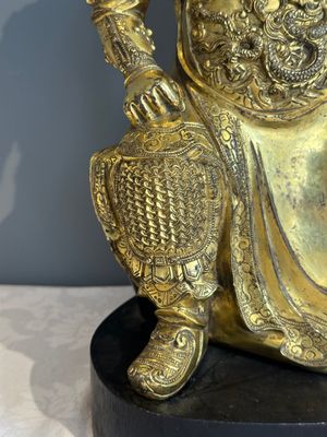 An extremely rare Chinese gilt bronze figure of Guandi, Ming — foto 5