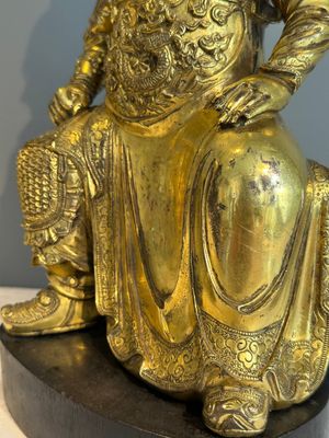 An extremely rare Chinese gilt bronze figure of Guandi, Ming — foto 7