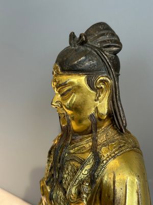 An extremely rare Chinese gilt bronze figure of Guandi, Ming — foto 8