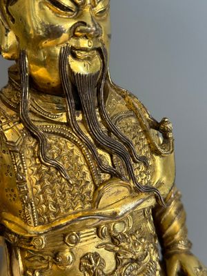 An extremely rare Chinese gilt bronze figure of Guandi, Ming — foto 9