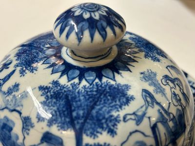 An extremely rare Dutch Delft blue and white posset pot, early 18th C. — 照片 3
