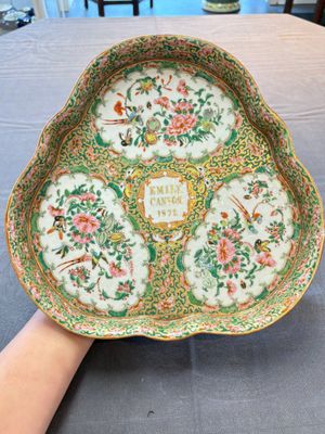 An extremely rare inscribed Chinese Canton famille rose trefoil tray, Qing, dated 1879 — foto 1