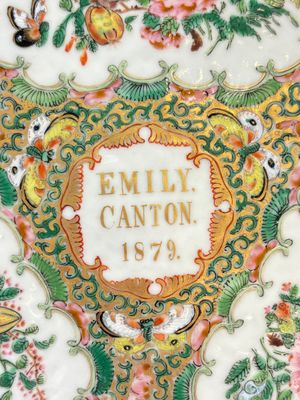 An extremely rare inscribed Chinese Canton famille rose trefoil tray, Qing, dated 1879 — foto 2