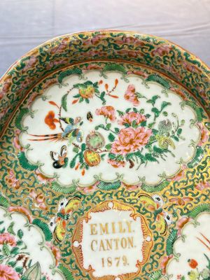 An extremely rare inscribed Chinese Canton famille rose trefoil tray, Qing, dated 1879 — foto 3