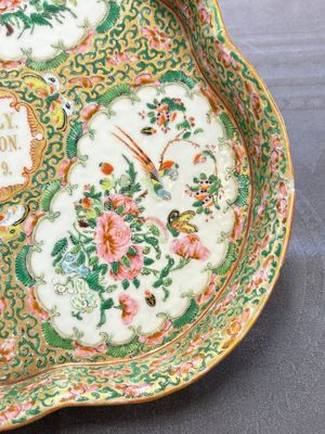 An extremely rare inscribed Chinese Canton famille rose trefoil tray, Qing, dated 1879 — foto 4