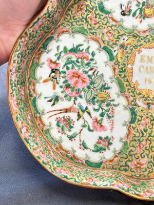 An extremely rare inscribed Chinese Canton famille rose trefoil tray, Qing, dated 1879 — foto 5