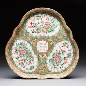 An extremely rare inscribed Chinese Canton famille rose trefoil tray, Qing, dated 1879 — foto 1