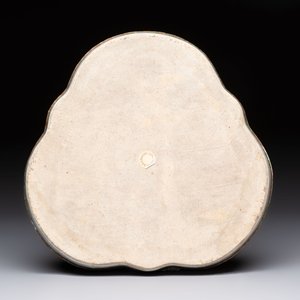 An extremely rare inscribed Chinese Canton famille rose trefoil tray, Qing, dated 1879 — foto 2