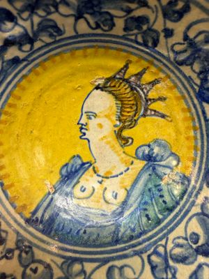 An extremely rare maiolica porringer with the portrait of a queen or goddess — photo 2