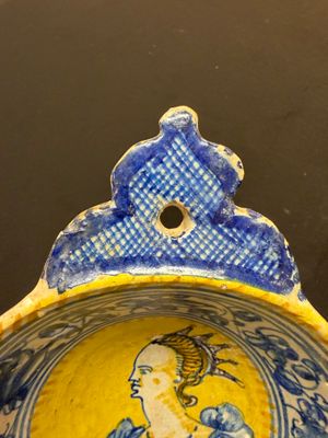 An extremely rare maiolica porringer with the portrait of a queen or goddess — photo 3