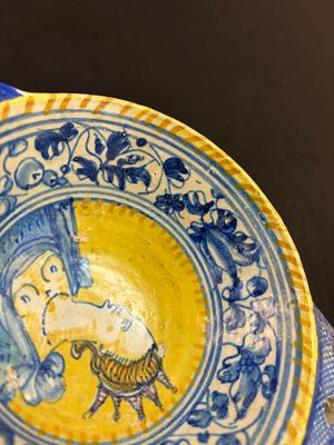 An extremely rare maiolica porringer with the portrait of a queen or goddess — photo 6