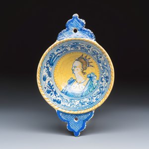 An extremely rare maiolica porringer with the portrait of a queen or goddess — photo 1