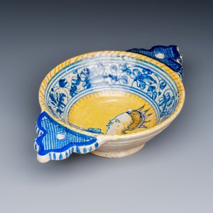 An extremely rare maiolica porringer with the portrait of a queen or goddess — photo 2