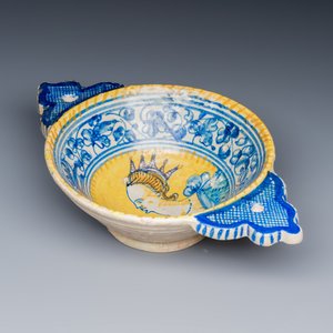An extremely rare maiolica porringer with the portrait of a queen or goddess — photo 3