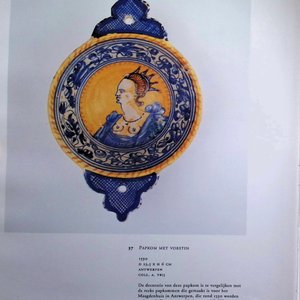 An extremely rare maiolica porringer with the portrait of a queen or goddess — photo 9