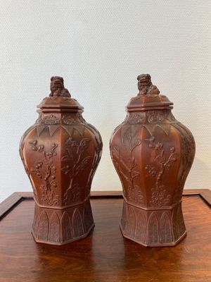 An extremely rare pair of Chinese Yixing stoneware octagonal vases and covers, Kangxi — photo 1