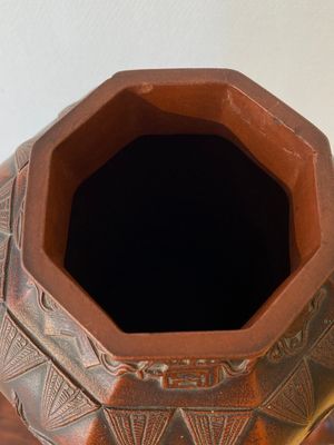 An extremely rare pair of Chinese Yixing stoneware octagonal vases and covers, Kangxi — photo 11