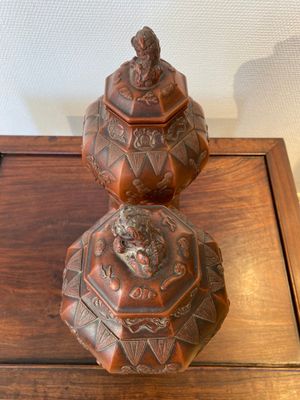An extremely rare pair of Chinese Yixing stoneware octagonal vases and covers, Kangxi — photo 5