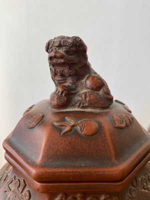 An extremely rare pair of Chinese Yixing stoneware octagonal vases and covers, Kangxi — photo 6
