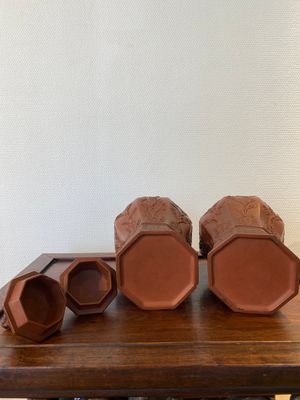 An extremely rare pair of Chinese Yixing stoneware octagonal vases and covers, Kangxi — photo 7