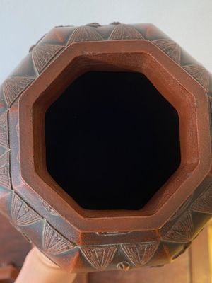 An extremely rare pair of Chinese Yixing stoneware octagonal vases and covers, Kangxi — photo 10