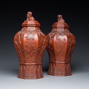 An extremely rare pair of Chinese Yixing stoneware octagonal vases and covers, Kangxi — photo 1