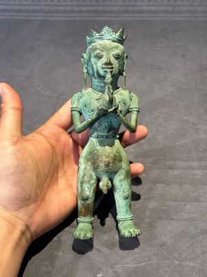 An fine Indonesian bronze sculpture of a naked man offering a sacrificial vase, Majapahit, East Java, 13/14th C. — foto 1