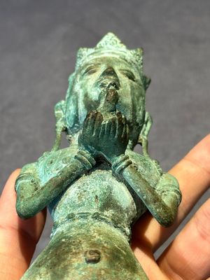 An fine Indonesian bronze sculpture of a naked man offering a sacrificial vase, Majapahit, East Java, 13/14th C. — foto 11