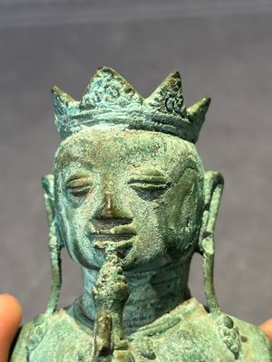 An fine Indonesian bronze sculpture of a naked man offering a sacrificial vase, Majapahit, East Java, 13/14th C. — foto 12