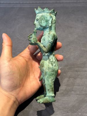 An fine Indonesian bronze sculpture of a naked man offering a sacrificial vase, Majapahit, East Java, 13/14th C. — foto 2