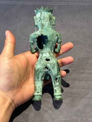 An fine Indonesian bronze sculpture of a naked man offering a sacrificial vase, Majapahit, East Java, 13/14th C. — foto 3