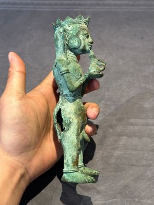 An fine Indonesian bronze sculpture of a naked man offering a sacrificial vase, Majapahit, East Java, 13/14th C. — foto 4