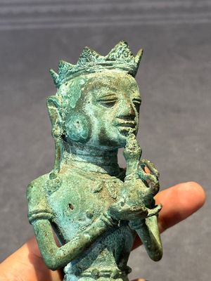 An fine Indonesian bronze sculpture of a naked man offering a sacrificial vase, Majapahit, East Java, 13/14th C. — foto 5