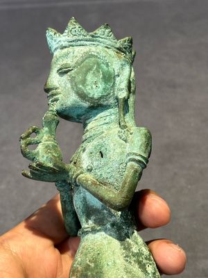 An fine Indonesian bronze sculpture of a naked man offering a sacrificial vase, Majapahit, East Java, 13/14th C. — foto 6